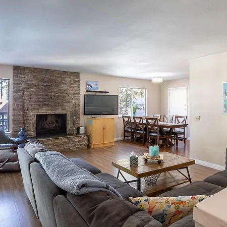 Lake Views In 3Bdr Family Home W/ Hottub